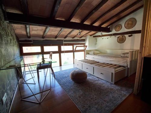 een slaapkamer met een bed en een glazen tafel bij Cal Jueu. Casa original. in Tarragona