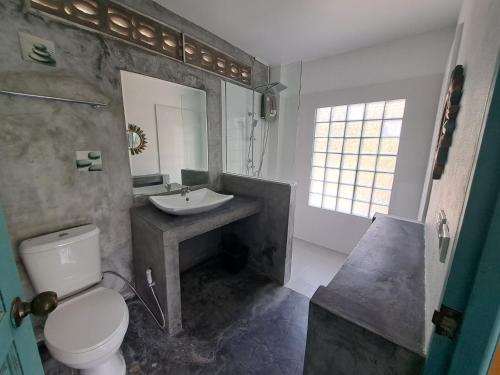 Juliet Home Samui في Ban Lamai: حمام به مرحاض أبيض ومغسلة