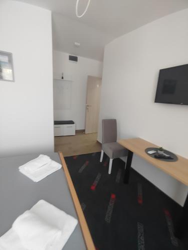 a room with a desk and a chair and a table at APARTMANI VALJEVO in Valjevo