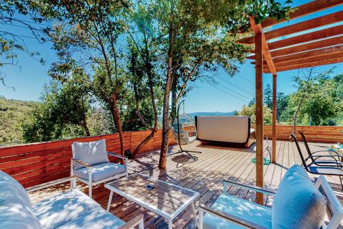 Μπαλκόνι ή βεράντα στο Fitch Mountain Cabin