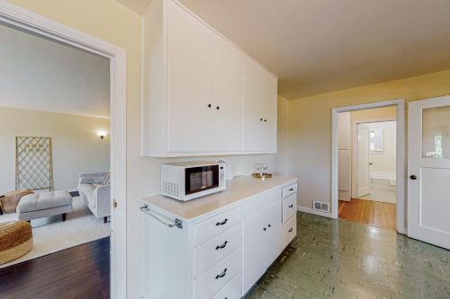 Η κουζίνα ή μικρή κουζίνα στο Fitch Mountain Cabin