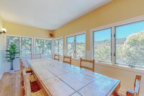 Φωτογραφία από το άλμπουμ του Fitch Mountain Cabin σε Healdsburg