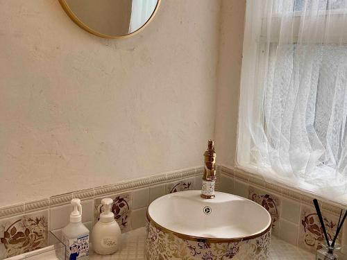 a bathroom with a sink and a mirror at Gallery HARA & GUESTHOUSE - Vacation STAY 68643v in Hara