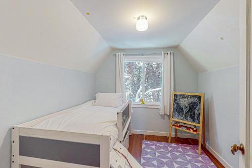 Ένα ή περισσότερα κρεβάτια σε δωμάτιο στο Fitch Mountain Cabin