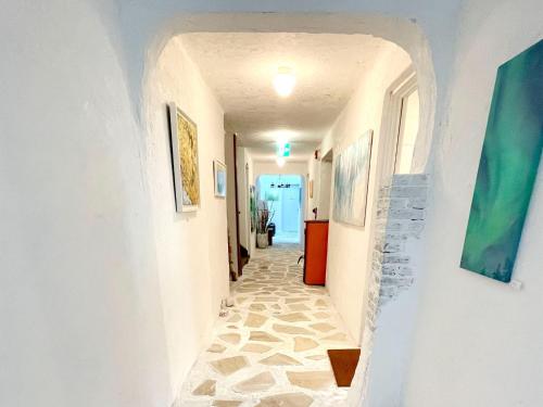 - un couloir dans une maison dotée de murs blancs et de carrelage dans l'établissement Gallery HARA & GUESTHOUSE - Vacation STAY 95372v, à Hara