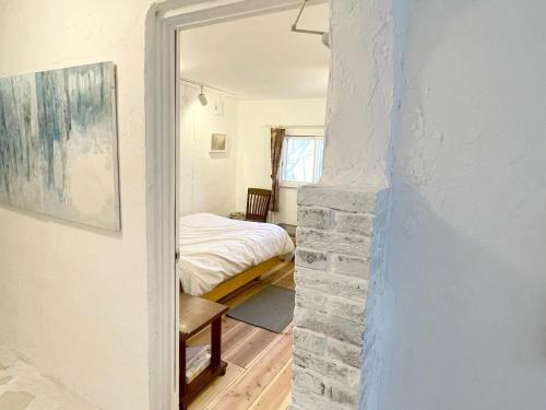 une pièce avec une cheminée en briques et une chambre dans l'établissement Gallery HARA & GUESTHOUSE - Vacation STAY 95372v, à Hara