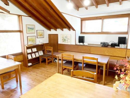 een eetkamer met houten tafels en stoelen bij Gallery HARA & GUESTHOUSE - Vacation STAY 95372v in Hara