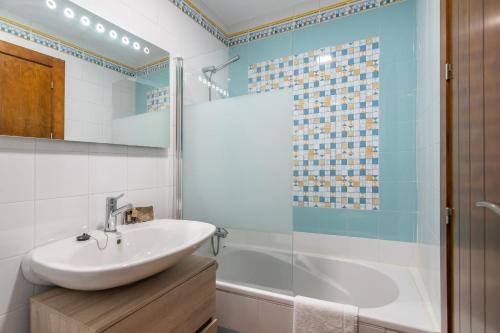 Ванная комната в Mirador del Guadiana by Ĥ