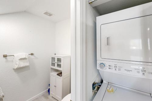 einen weißen Kühlschrank in einer Küche mit einem Handtuch in der Unterkunft Green Pineapple in Marathon