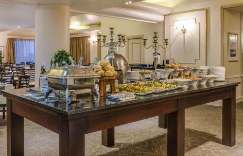 Makanan di atau berdekatan hotel
