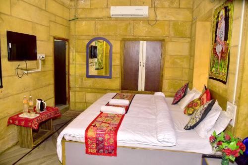 Rúm í herbergi á Hotel Shahiraj Jaisalmer