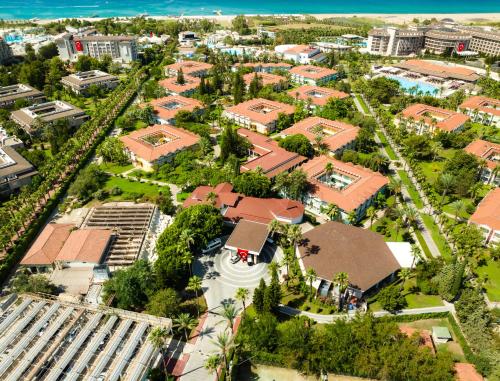 uma vista geral de uma cidade com edifícios em Euphoria Palm Beach Resort em Kizilagac