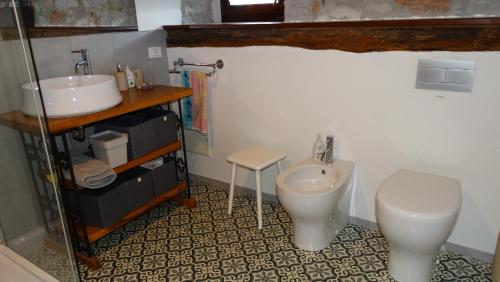 a bathroom with a sink and a toilet at Casa vacanze - alloggio agrituristico Col in Monrupino
