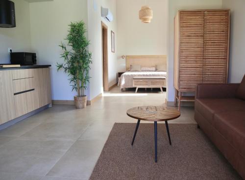 Ruang duduk di Alojamiento rural FINCA AZUCENA SUITE only adults