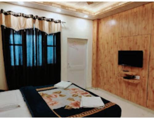 Habitación con cama con TV y cama sidx sidx sidx sidx en Shining Star Resort, Khajjiar, en Khajjiar 