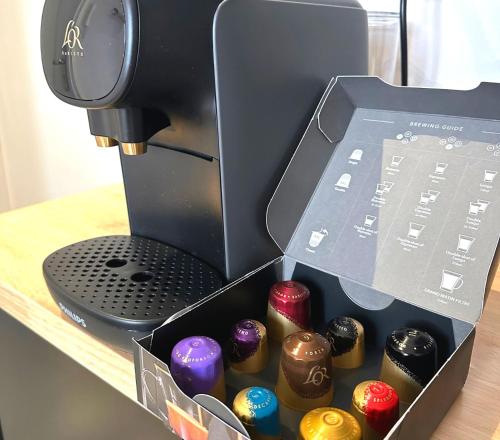 - une boîte de chocolats à côté d'une machine à café dans l'établissement L'Oasis Cosy, à Villeurbanne