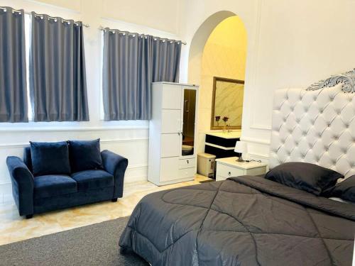 Tempat tidur dalam kamar di Skyline BlueDome Villa Ciwidey