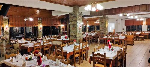 En restaurant eller et andet spisested på Chania Hotel