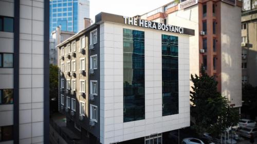 Un bâtiment avec un panneau en haut dans l'établissement The Hera Bostancı, à Istanbul