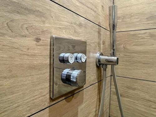 une poignée de porte métallique sur une porte en bois dans l'établissement Air-conditioned apartment with garage near the sea, à Nice