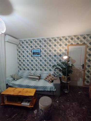 un salon avec un canapé et une table dans l'établissement Appartement cosy avec piscine, à Perpignan