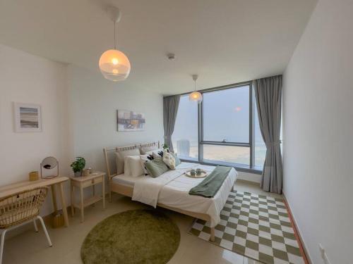 1 dormitorio con cama y ventana grande en Casa Su Casa in the Sky 5906, en Abu Dabi