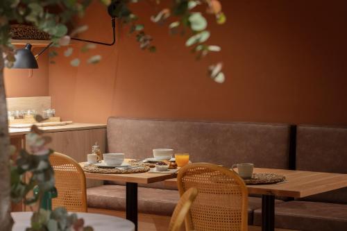 TOC Hotel Las Ramblas في برشلونة: طاولة وكراسي في مطعم عليه طعام