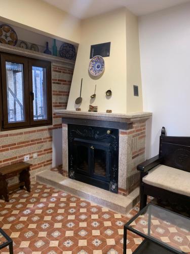 - un salon avec une cheminée et un canapé dans l'établissement Casa Rural Chorrito 1, à La Alberca