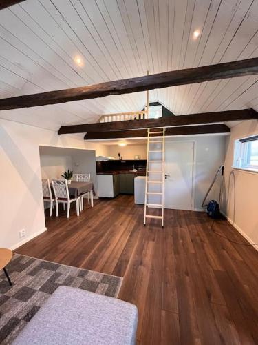 ein Wohnzimmer mit einem Hochbett und einem Esszimmer in der Unterkunft Araya Svensson’s Guest House in Falkenberg