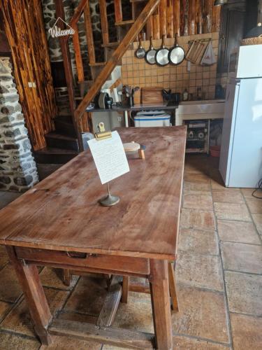 een houten tafel met een bord erop in een keuken bij Gîte d'Aigoual in Valleraugue