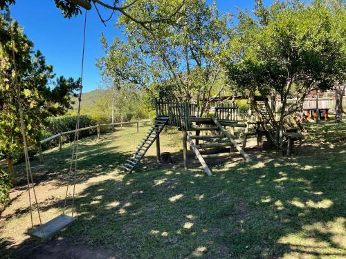 Taman di luar Howberry Hills