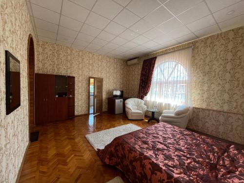 ein Schlafzimmer mit einem Bett und einem TV in einem Zimmer in der Unterkunft Barvy Dnipra in Dnipro
