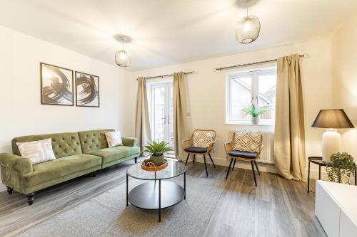 Χώρος καθιστικού στο Heathrow House with Parking - Sleeps 5 near M25, Virginia Water, Thorpe Park & Legoland, Mid To Long Term Bookings Welcome