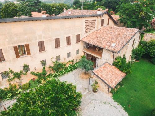 Cazzago San Martino的住宿－Franciacorta Country Lodges，享有大建筑的空中景致,设有庭院