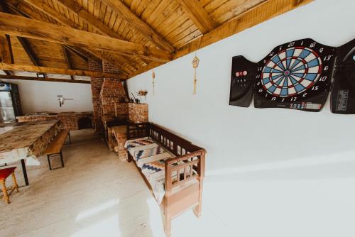 una habitación con un tablero de dardos en la pared en Casa Florea Stanceni en Ciobotani