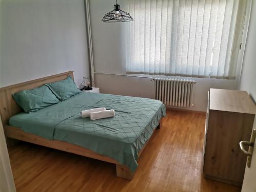 1 dormitorio con 1 cama con 2 toallas en CALLA 4 Apartment - Main Square, in the City Shopping Center - PARKING SLOT WITH SECURITI AND VIDEO CAMERA, en Skopje