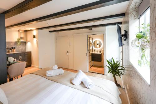 sypialnia z dużym łóżkiem w pokoju w obiekcie Luxury City Center Studio w mieście Delft