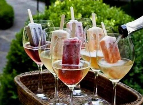 um grupo de copos de vinho com comida neles em Nags Rest em Caterham
