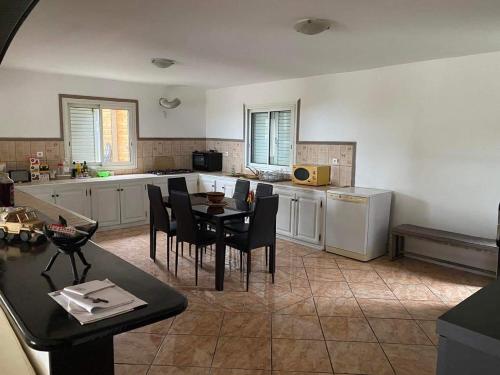 - une cuisine avec une table et des chaises dans la chambre dans l'établissement Villa Dakar, à Saint-Pierre