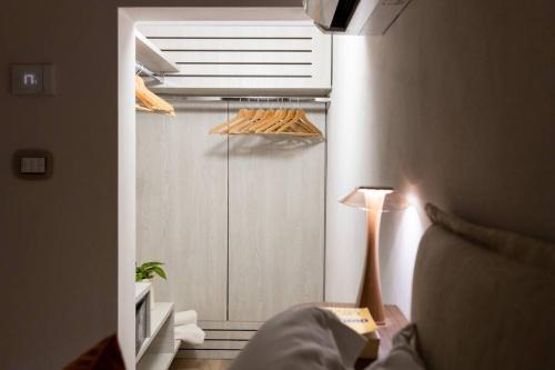 una camera con porta che conduce a un armadio con lampada di Il Melograno Suite Apartment a Martina Franca