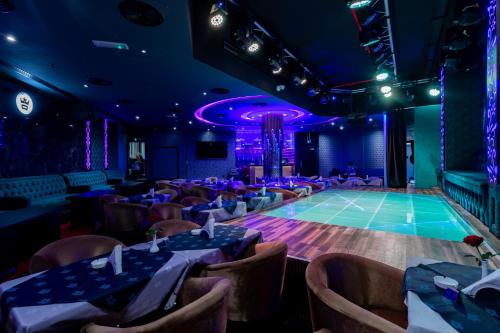 - une piste de danse dans une salle de bal dotée de tables et de chaises dans l'établissement CITY PALACE HOTEL, à Dubaï