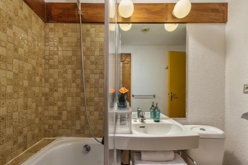 シャモニー・モンブランにあるChamonix Sud - Bâtiment F 400 - Happy Rentalsのバスルーム(洗面台、トイレ、シャワー付)