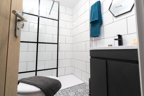 ein Bad mit einer Dusche, einem WC und einem Waschbecken in der Unterkunft No5, One-Bedroom Apartment, Willowbrook House in Bedworth