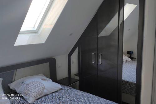 - une chambre avec une armoire noire à côté d'un lit dans l'établissement Appart. T2 de luxe +jacuzzi, vue mer et côté plage, au Gosier