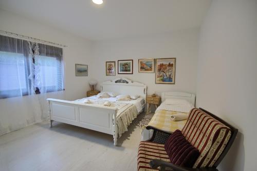 um quarto com 2 camas e uma cadeira em Villa Vita em Mostar