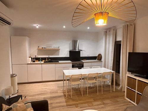 une cuisine avec une table et des chaises dans une pièce dans l'établissement Bel appartement climatisé 2 chambres à 20m du Vieux-Port, à Marseille