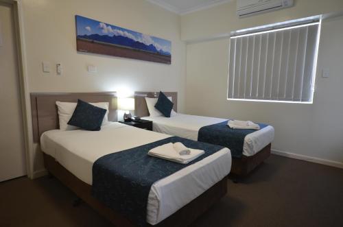 英厄姆的住宿－Lees Hotel，酒店客房设有两张床和窗户。