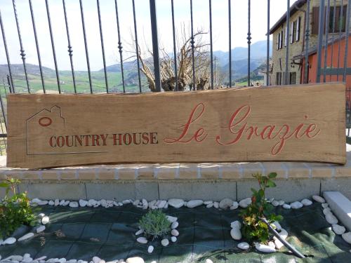 a sign that reads le refuge country house at Country House Le Grazie in Serra San Quirico