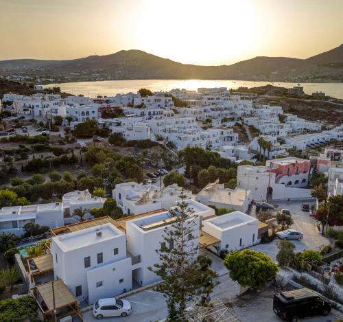 una vista aerea di una città con edifici bianchi di Clementina Paros a Kampos Paros