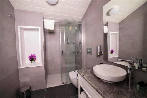 Ένα μπάνιο στο Triada Hotel Büyükada
